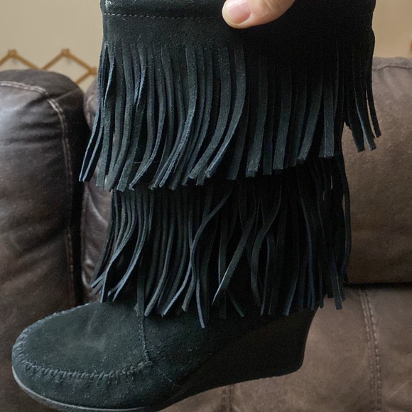 Minnetonka wedge fringe boots size 6 - Picture 4 of 5